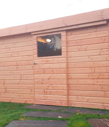 Abri de jardin en bois avec espace poubelle