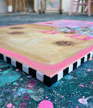 Pintura acrílica contemporánea sobre lienzo con arte de cebra y bordes rayados en un estudio 