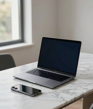Un espace de travail minimaliste et luxueux comprenant un ordinateur portable haut de gamme et un smartphone sur un bureau en marbre. Lumière naturelle douce, atmosphère de progrès et d'expertise, tons Soft White et Dark Navy Blue. Style Global / Francophone.
