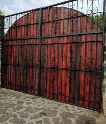 Portón de herrería y madera