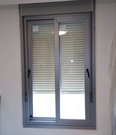 Renovación Integral de Carpintería en Vivienda con PVC Gris y Persianas Monoblock
