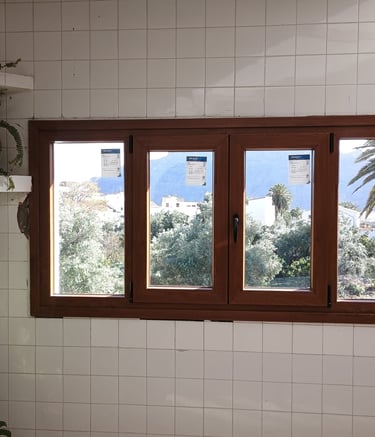 Reforma Integral de Casa de Campo con Carpintería PVC Efecto Madera 