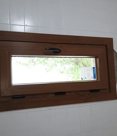 Reforma Integral de Casa de Campo con Carpintería PVC Efecto Madera 