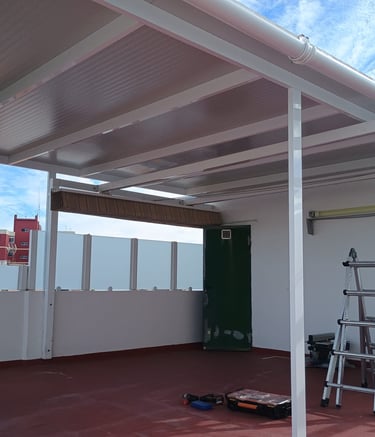 Instalación de Pérgola de Aluminio en Terraza Residencial 