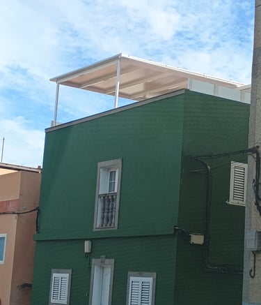 Instalación de Pérgola de Aluminio en Terraza Residencial 