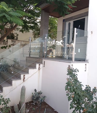 Instalación de Barandillas de Cristal y Acero Inoxidable 