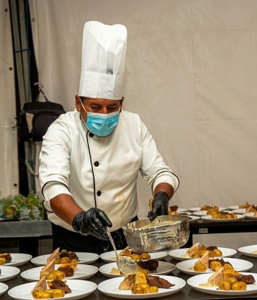 Chef emplatando comida gourmet de alta cocina molecular para eventos sociales exclusivos