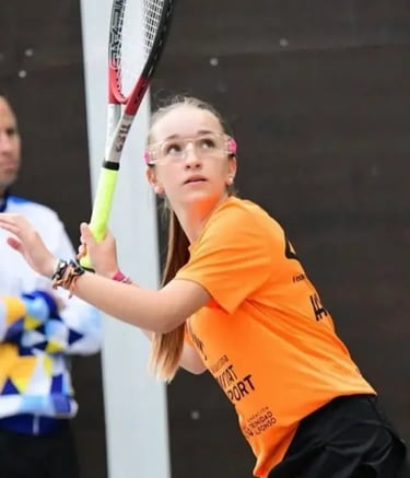 Jugadora compientiendo en frontenis