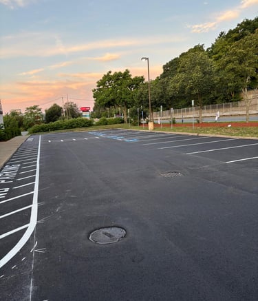 Área industrial com pintura e sinalização de segurança