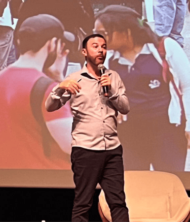 Cleidson Gonçalves em uma palestra sobre menos correria, mais aprendizagem