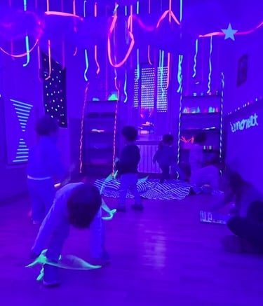 Aula sensorial amb llum fosca, amb materials tàctils i sensorials per estimular els infants.