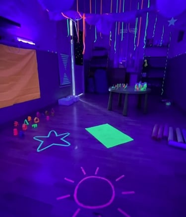 Aula sensorial amb llum fosca, amb racons i jocs per l’experimentació i el joc sensorial.