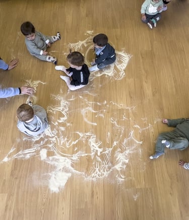 Taller sensorial amb farina, on els infants experimenten i aprenen jugant.