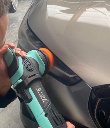 correction du vernis voiture avec une amélioration de la profondeur de couleur sur une BMW i5