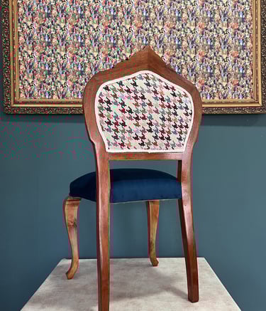 Restauración integral silla isabelina canaria con tapicería en terciopelo y loneta. Tenerife