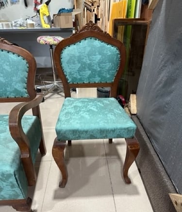 Silla isabelina canaria con madera original y tapizado años 70 antes de restauración. Tenerife.