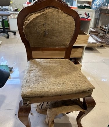 Detalle interior original silla isabelina canaria en yute y crin vegetal antes de restauración. 