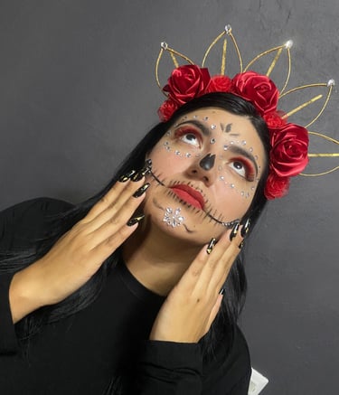 Mujer con maquillaje de calavera del Día de los Muertos, con rosas rojas y una corona