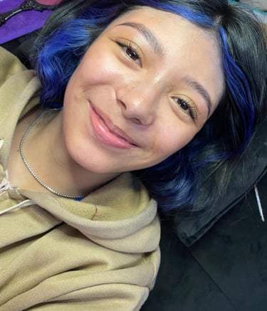 oven con reflejos azules en el cabello mostrando un servicio profesional de lifting