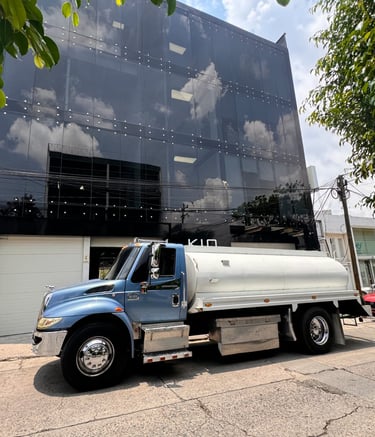 pipa de agua entregando en un establecimiento