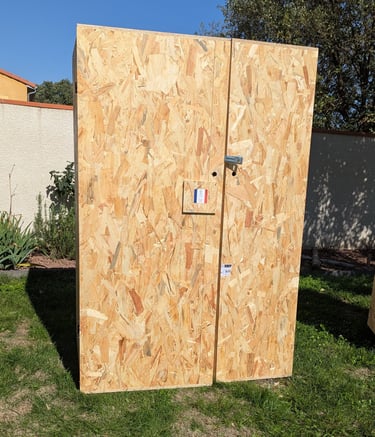 Armoire de sellerie Hunter fermée en OSB avec étagères et portes coffrées