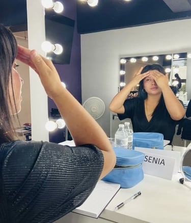 Una mujer se aplica productos para el cuidado de la piel en un espejo de maquillaje profesional