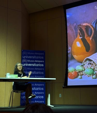 Lilia Martínez y Torres en una conferencia en el Museo Amparo CD Puebla