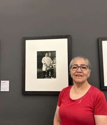 Lilia Martínez y Torres posando con una imagen de la colección Fototeca Lorenzo BeCerril