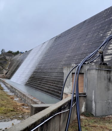 barrage du Riou avec deversement sur evacuateur de crue