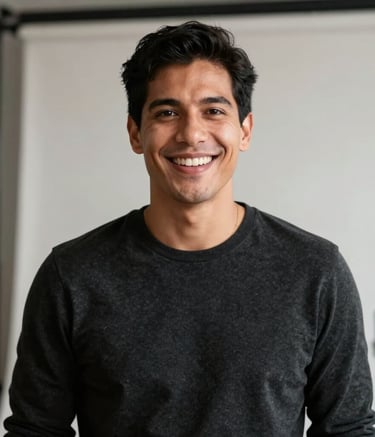 Professional portrait of Dani in a modern studio environment, speaking directly to camera with an engaging smile. Style is clean and authentic, using a palette of Matte Charcoal Black and Crisp Off-White. Latinoamérica / EE.UU. context.