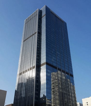 Professional photography of a modern high-rise office building in a Brazilian business district, clear blue sky, sleek glass architecture reflecting the sunlight, professional and trustworthy atmosphere.