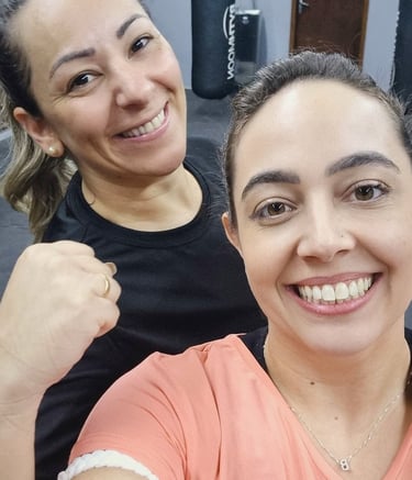 Muay thai  avaré, academia com três mulheres treinando Muay Thai em Avaré.