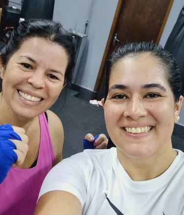 Muay thai  avaré, academia com três mulheres treinando Muay Thai em Avaré.