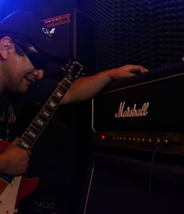 Carlitos Calice Realizando el Set Up del Marshall a Tubos DSL 100H con Gabibete Marshall Lead 1960.
