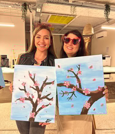 Participants fières de leurs œuvres après un atelier peinture EVJF