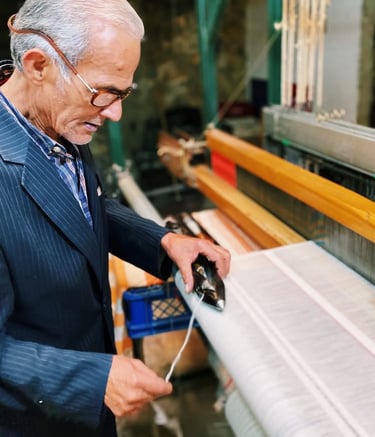 Maestro Reinaldo Niño en casa taller manos doradas