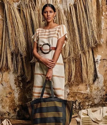 modelo con una prenda y toteg bag Manos Doradas