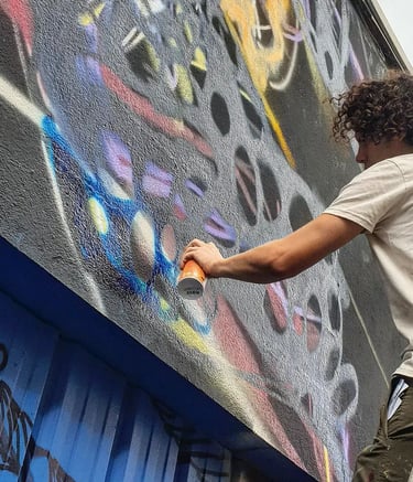 un homme entrain de peindre