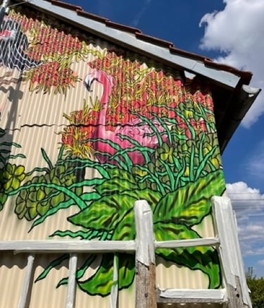 une grande avec une fresque de flamands roses