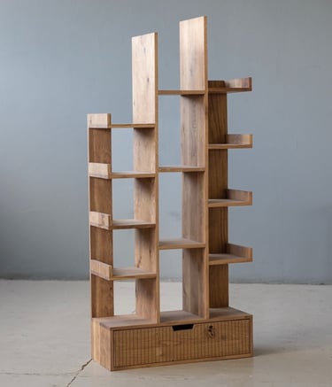 Bibliothèque en bois massif chêne naturel au design contemporain, avec étagères asymétriques décalée