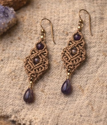 aretes de macrame con piedras color morado obscuro hechos por artesanas