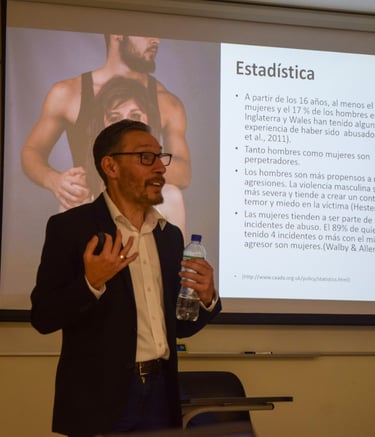 Un expositor de bystander explica en un taller el problema del hostigamiento sexual en la UPCH 