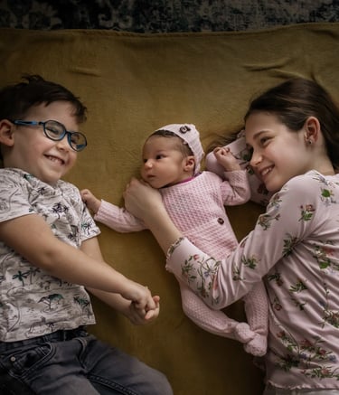 újszülött fotózás Bicske lifestyle család fotó fotózás otthon