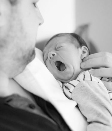 újszülött fotózás Bicske lifestyle család fotó fotózás otthon