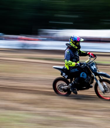 Mofa-Rennen Fahrer in voller Fahrt mit Wischeffekt. Dynamisches Sportfoto von Just Perspectives.