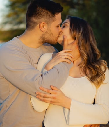 Paar küsst sich innig im goldenen Sonnenlicht am See. Romantisches Verlobungsfoto: Just Perspectives.