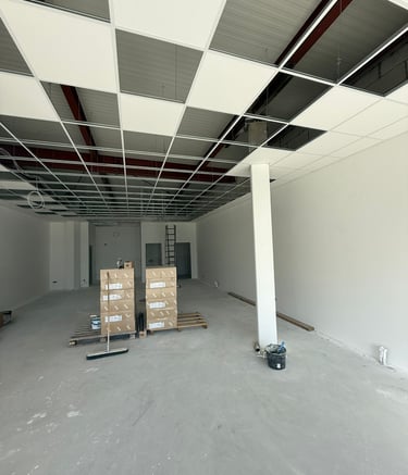 Innenausbau mit abgehängter Rasterdecke in Vorbereitung – Materialien und Werkzeug im Raum