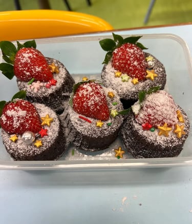 同學小心將士多啤梨心太軟放進食物盒內準備帶回家與家人開心分享