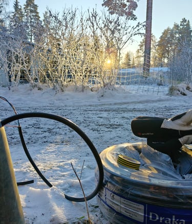 sähkökaapeleita ulkovalaistusprojektista.