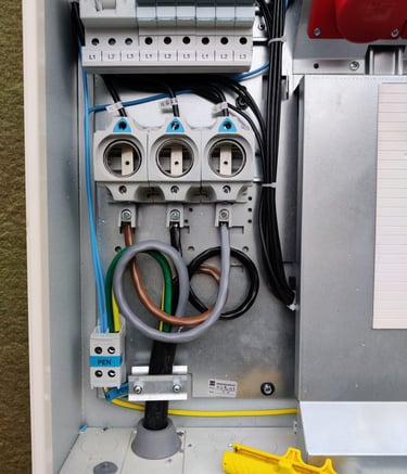 Kaapelointi tehtynä sähkökaappiin todella siististi.